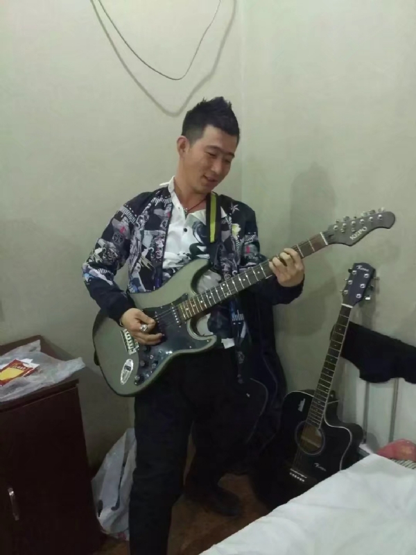 小吉他的第一张照片--绵阳相亲服务中心