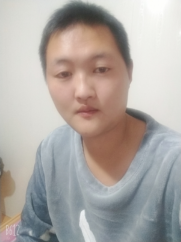 烟圈里透着伤的第二张照片--绵阳相亲服务中心