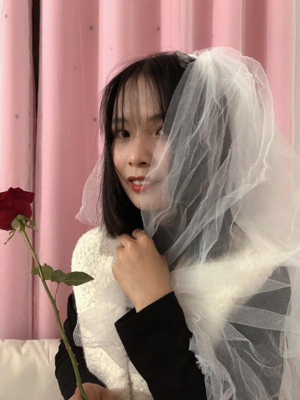 持紫菜包饭的女孩的第一张照片--绵阳相亲服务中心