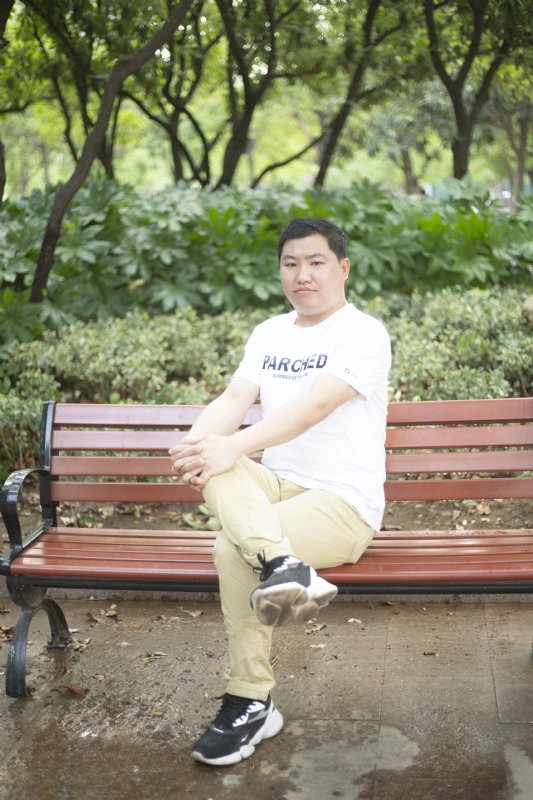 抱着鱼睡觉的猫的第一张照片--绵阳相亲服务中心